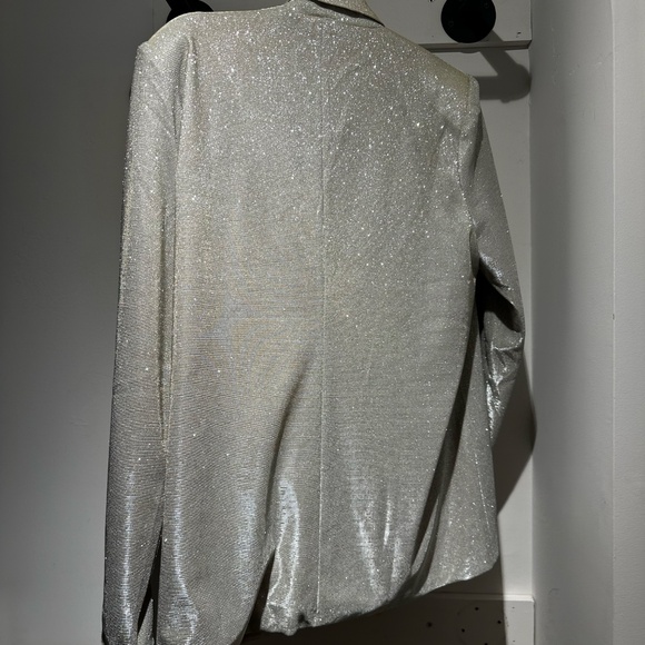 Le Lis Suit Set - Picture 9 of 15